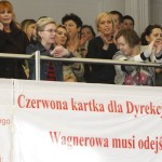 Protestujący pracownicy na balkonie  w  Sali Obrad Rady Miejskiej  - zdjęcie  z Dziennik Łodzki