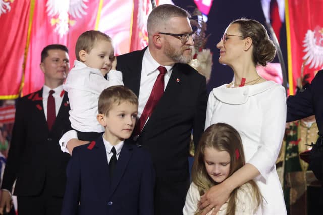 Ile dzieci ma Grzegorz Braun? Odkryj mało znane fakty o jego rodzinie Ile dzieci ma Grzegorz Braun? Odkryj mało znane fakty o jego rodzinie