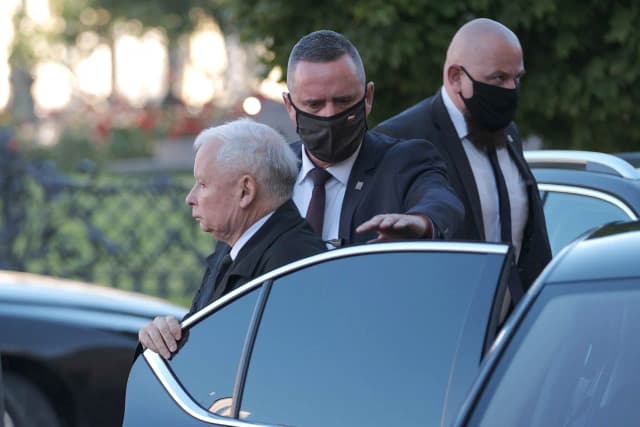 Czy Kaczyński ma prawo jazdy? Zaskakujące fakty o jego uprawnieniach Czy Kaczyński ma prawo jazdy? Zaskakujące fakty o jego uprawnieniach
