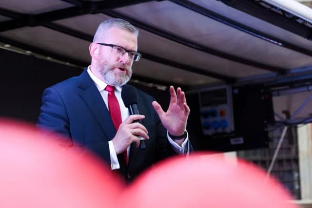 Grzegorz Braun ile ma wzrostu? Zaskakujące informacje o jego wysokości Grzegorz Braun ile ma wzrostu? Zaskakujące informacje o jego wysokości