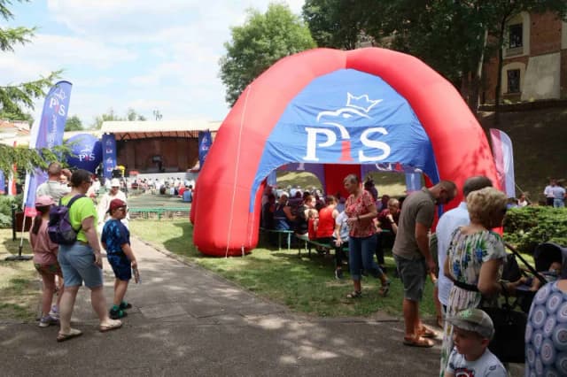 Jak Polsat pokochał PiS – kontrowersje i układy w mediach polskich Jak Polsat pokochał PiS – kontrowersje i układy w mediach polskich