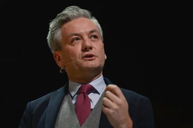 Ile lat ma Robert Biedroń? Zaskakujące fakty o jego życiu Ile lat ma Robert Biedroń? Zaskakujące fakty o jego życiu