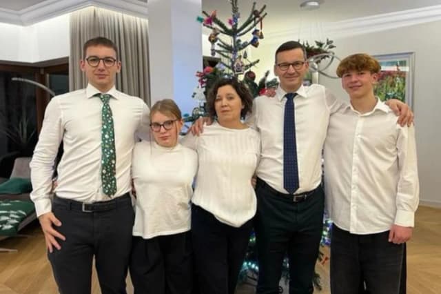Jak mieszka Morawiecki? Zaskakujące detale jego luksusowego apartamentu Jak mieszka Morawiecki? Zaskakujące detale jego luksusowego apartamentu
