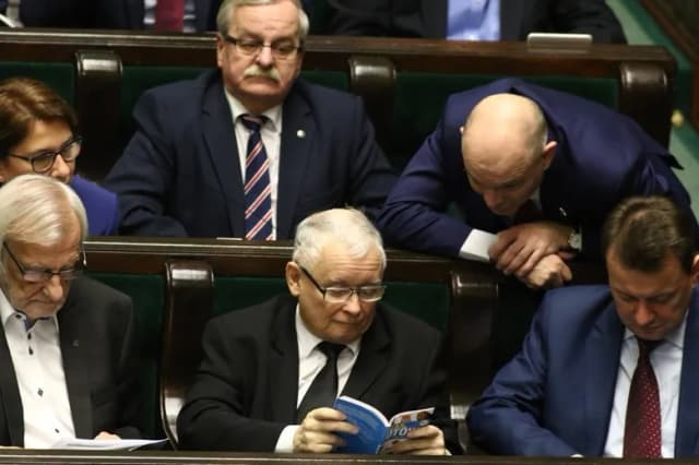 Kto siedzi obok Kaczyńskiego w Sejmie? Zaskakujące sąsiedztwo! Kto siedzi obok Kaczyńskiego w Sejmie? Zaskakujące sąsiedztwo!